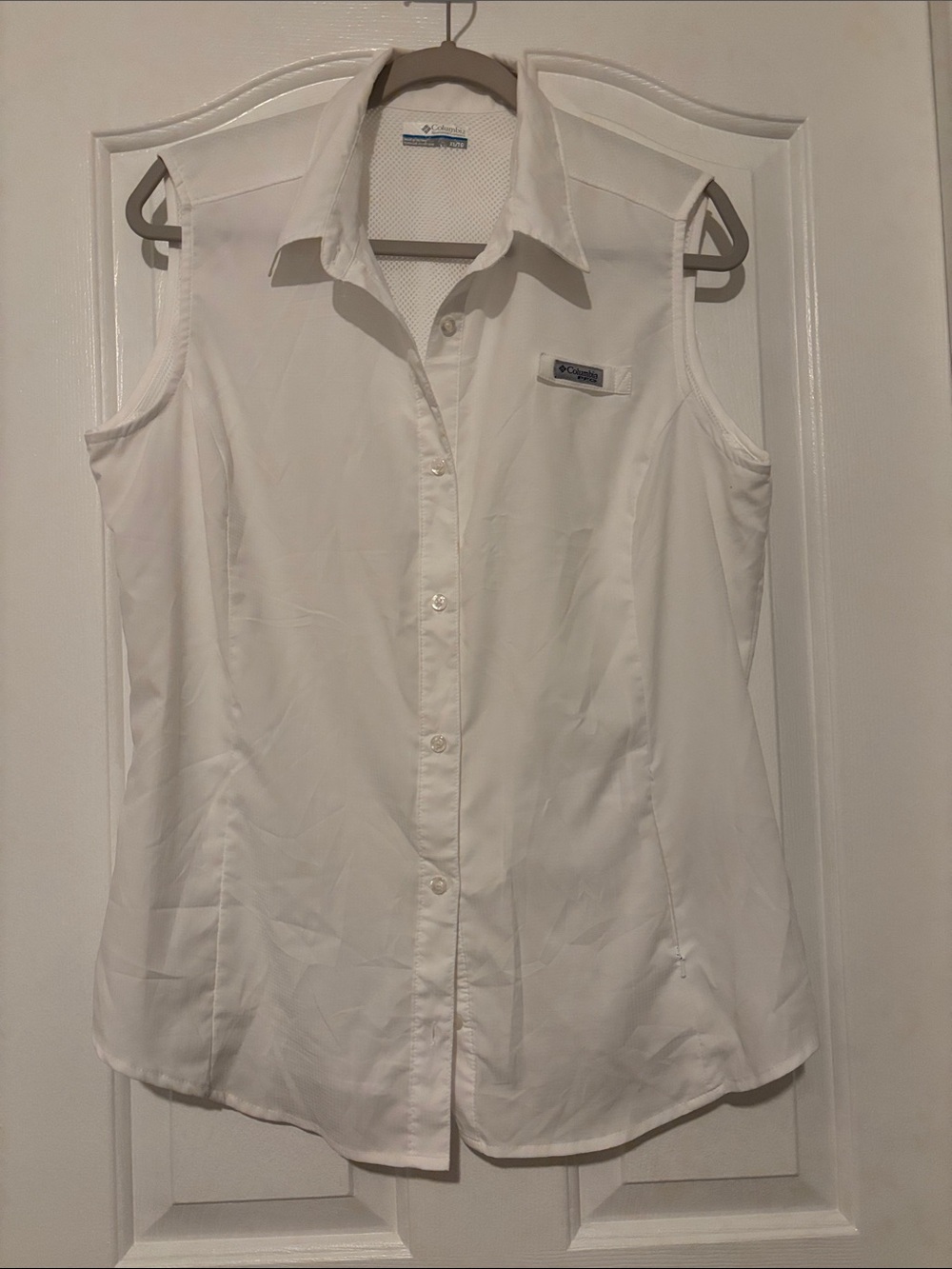Columbia Women’s White Sleeveless Button-Down Top